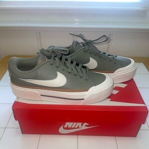 7.5 Nike Court Legacy lift